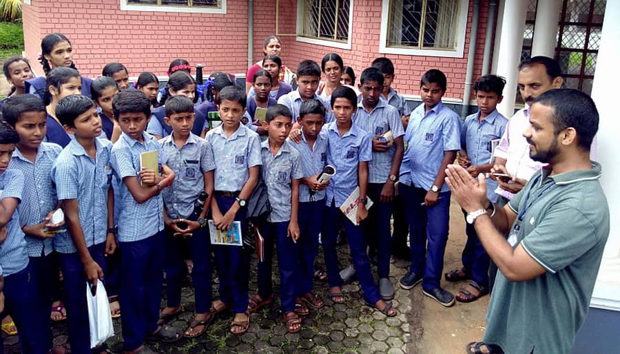 ಬದಿಯಡ್ಕ ಸಮೀಪದ ನೀರ್ಚಾಲಿನ ಮಹಾಜನ ಸಂಸ್ಕೃತ ಕಾಲೇಜು ಶಾಲೆಯ ವಿದ್ಯಾರ್ಥಿಗಳು ಈಚೆಗೆ ಕಾಸರಗೋಡಿನ ಸಿಪಿಸಿಆರ್‌ಐ ಸಂಸ್ಥೆಗೆ ಭೇಟಿ ನೀಡಿ ಕೃಷಿ ಕುರಿತ ಮಾಹಿತಿ ಪಡೆದರು. (ಬದಿಯಡ್ಕ ಚಿತ್ರ)