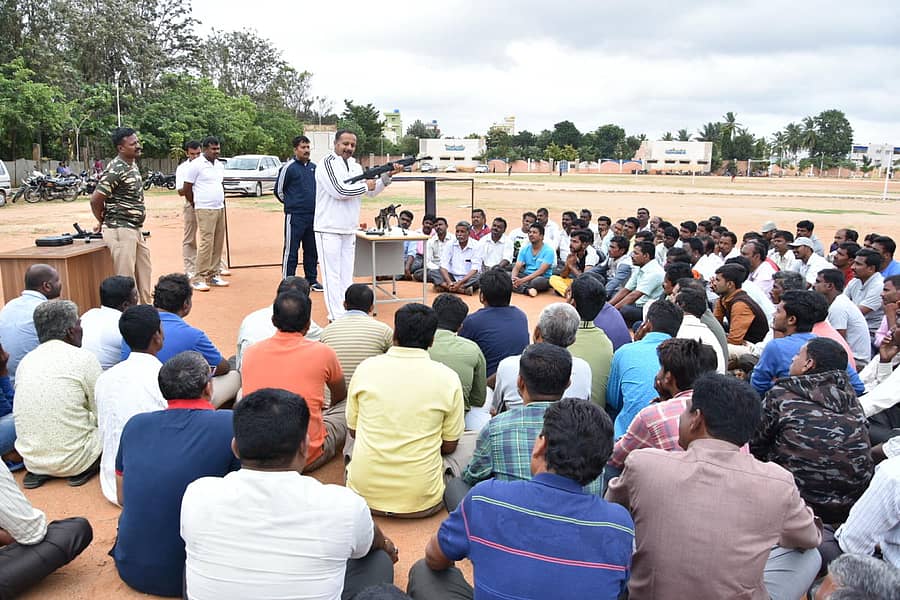 ತರಬೇತಿ ಶಿಬಿರದಲ್ಲಿ ಜಿಲ್ಲಾ ಸಶಸ್ತ್ರ ಮೀಸಲು ಪಡೆ ಇನ್‌ಸ್ಪೆಕ್ಟರ್‌ ಎನ್‌.ಎಲ್‌. ನಾಗೇಂದ್ರಪ್ರಸಾದ್‌ ನಾಗರಿಕರಿಗೆ ಶಸ್ತ್ರಾಸ್ತ್ರಗಳ ಬಗ್ಗೆ ಮಾಹಿತಿ ನೀಡಿದರು.