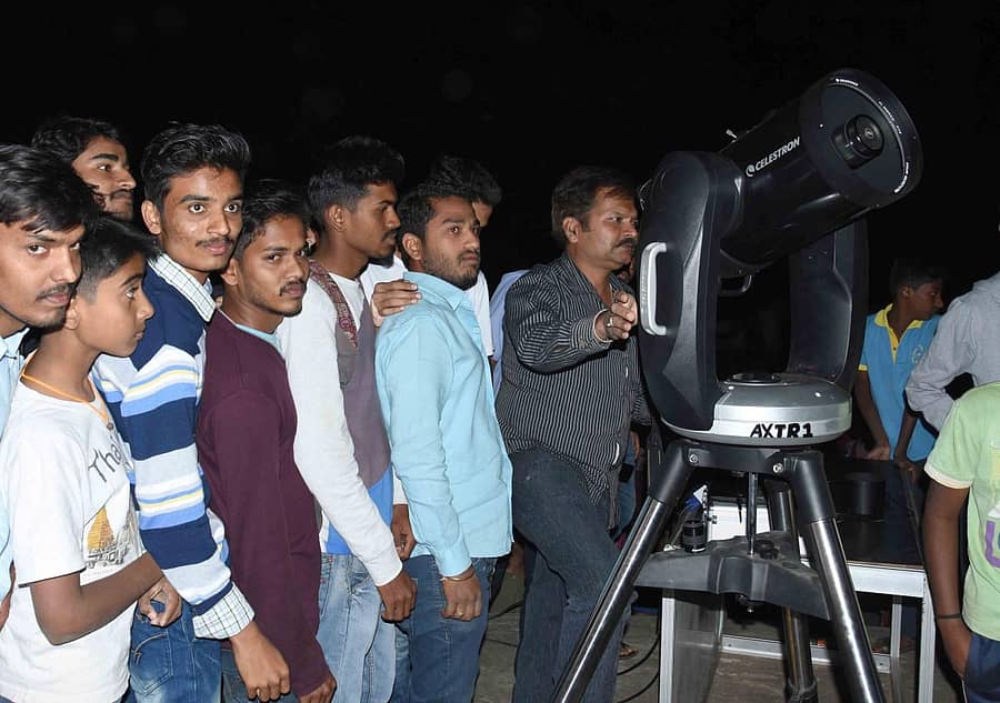 ಧಾರವಾಡದ ಪ್ರಾದೇಶಿಕ ವಿಜ್ಞಾನ ಕೇಂದ್ರದಲ್ಲಿ ಜನವರಿ 31ರಂದ ಜರುಗಿದ ಚಂದ್ರ ಗ್ರಹಣವನ್ನು ದೂರದರ್ಶಕ ಮೂಲಕ ವಿದ್ಯಾರ್ಥಿಗಳು ವೀಕ್ಷಿಸಿದ್ದರು