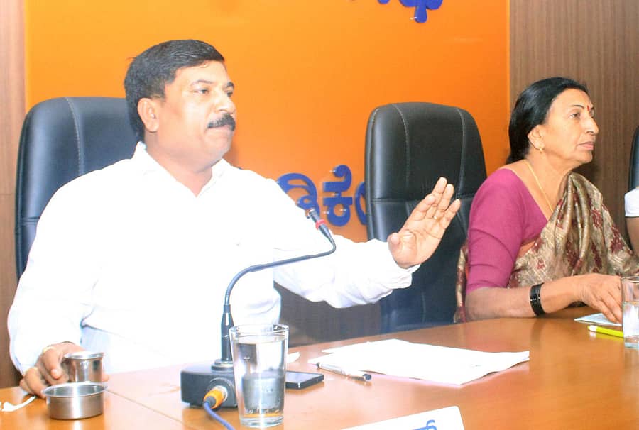 ಮಡಿಕೇರಿಯ ನಗರಸಭೆಯಲ್ಲಿ ಗುರುವಾರ ನಡೆದ ಸಾಮಾನ್ಯ ಸಭೆಯಲ್ಲಿ ಉಪಾಧ್ಯಕ್ಷ ಟಿ.ಎಸ್. ಪ್ರಕಾಶ್ ಮಾತನಾಡಿದರು. ಅಧ್ಯಕ್ಷೆ ಕಾವೇರಮ್ಮ ಸೋಮಣ್ಣ ಹಾಜರಿದ್ದರು