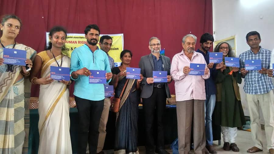 ಹಾಸನದಲ್ಲಿ ಸಂಗಮ ಸಂಸ್ಥೆ ಏರ್ಪಡಿಸಿದ್ದ ಕಾರ್ಯಕ್ರಮದಲ್ಲಿ ಮಂಗಳಮುಖಿಯರ ಮಾನವ ಹಕ್ಕು ಉಲ್ಲಂಘನೆ ಕುರಿತು ರಚಿಸಿರುವ ಕಿರುಹೊತ್ತಿಗೆ ಬಿಡುಗಡೆ ಮಾಡಲಾಯಿತು.