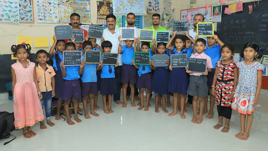 ಸರ್ಕಾರಿ ಶಾಲೆಯ ಮಕ್ಕಳ ಜತೆ ಪ್ರಕಾಶ್ ಅಂಚನ್