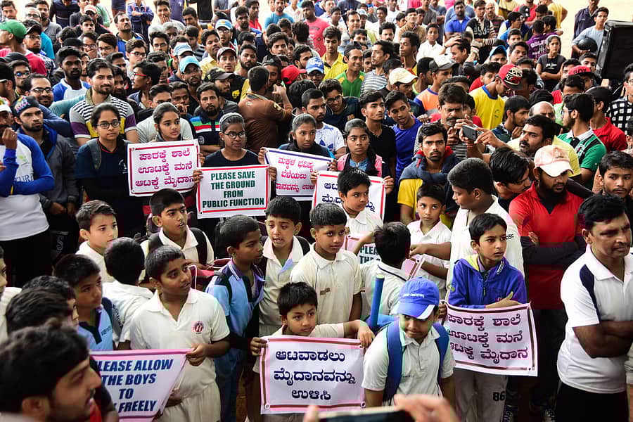 ಕ್ರೀಡೆಗೆ ಹೊರತು ಪಡಿಸಿ ಇತರೆ ಉದ್ದೇಶಗಳಿಗೆ ನ್ಯಾಷನಲ್ ಕಾಲೇಜು ಮೈದಾನವನ್ನು ನೀಡಬಾರದು ಎಂದು ಒತ್ತಾಯಿಸಿ ಕ್ರೀಡಾಳುಗಳು, ಶಾಲಾ ಮಕ್ಕಳು ಮತ್ತು ಸಾರ್ವಜನಿಕರು ಪ್ರತಿಭಟಿಸಿದರು –ಪ್ರಜಾವಾಣಿ ಚಿತ್ರ