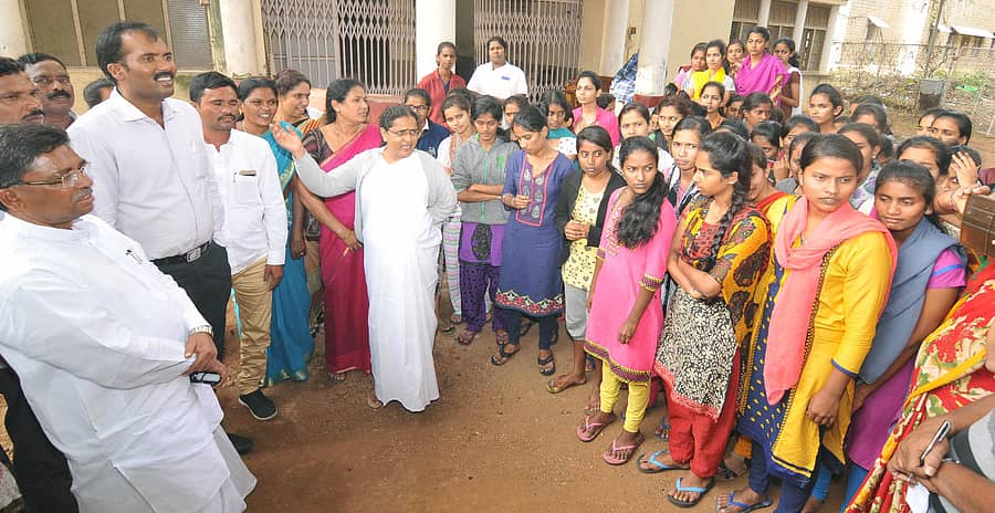 ಕೆ.ಆರ್.ಆಸ್ಪತ್ರೆಯ ನರ್ಸಿಂಗ್ ಕಾಲೇಜಿನ ಹಾಸ್ಟೆಲ್ಗೆ ಮಂಗಳವಾರ ಭೇಟಿ ನೀಡಿದ ಶಾಸಕ ವಿ.ಎಸ್.ಉಗ್ರಪ್ಪ ವಿದ್ಯಾರ್ಥಿನಿಯರ ಸಮಸ್ಯೆ ಆಲಿಸಿದರು