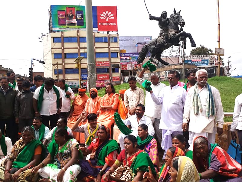 ಹುಬ್ಬಳ್ಳಿ ಚನ್ನಮ್ಮ ವೃತ್ತದಲ್ಲಿ ಗುರುವಾರ ಬೆಳಿಗ್ಗೆ ಪ್ರತ್ಯೇಕ ರಾಜ್ಯ ಹೋರಾಟಗಾರರು ಪ್ರತಿಭಟನೆ ನಡೆಸಿದರು. –ಪ್ರಜಾವಾಣಿ ಚಿತ್ರ.