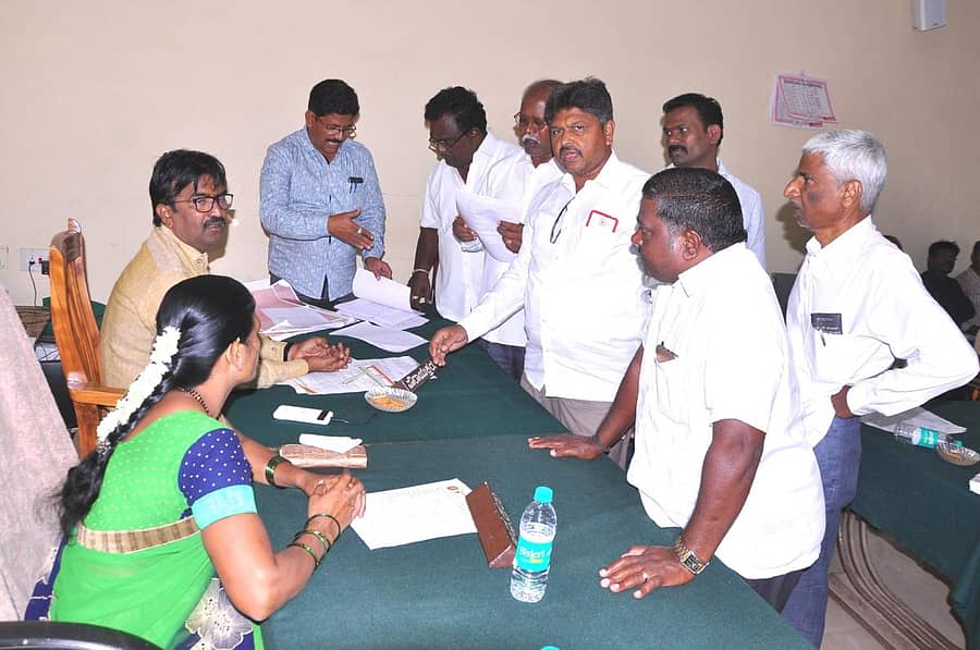 ಹೊಸಪೇಟೆಯಲ್ಲಿ ಗುರುವಾರ ಕರೆದಿದ್ದ ವಿಶೇಷ ಸಾಮಾನ್ಯ ಸಭೆಯಲ್ಲಿ ಸದಸ್ಯರು ಅಧ್ಯಕ್ಷೆ ಹಾಗೂ ಪೌರಾಯುಕ್ತರ ಮೇಜಿನ ಎದುರು ಗುಂಪಾಗಿ ಸೇರಿ ಚರ್ಚೆ ನಡೆಸಿದರು–ಪ್ರಜಾವಾಣಿ ಚಿತ್ರ