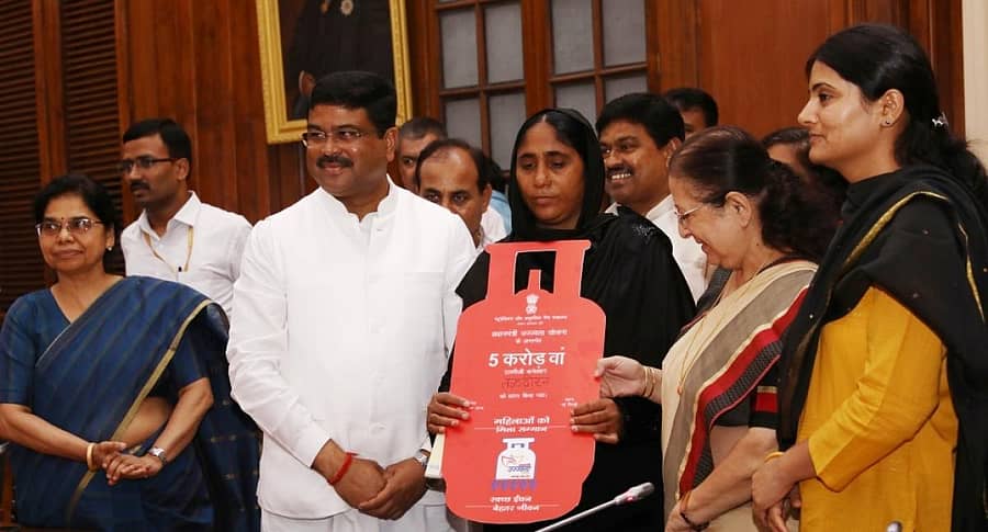 ಲೋಕಸಭಾಧ್ಯಕ್ಷೆ ಸುಮಿತ್ರಾ ಮಹಾಜನ್‌ ಅವರು ಫಲಾನುಭವಿಗೆ ಎಲ್‌ಪಿಜಿ ಸಂಪರ್ಕವನ್ನು ಸಾಂಕೇತಿಕವಾಗಿ ವಿತರಿಸಿದರು. ಪೆಟ್ರೋಲಿಯಂ ಸಚಿವ ಧರ್ಮೇಂದ್ರ ಪ್ರಧಾನ (ಎಡತುದಿ) ಉಪಸ್ಥಿತರಿದ್ದರು