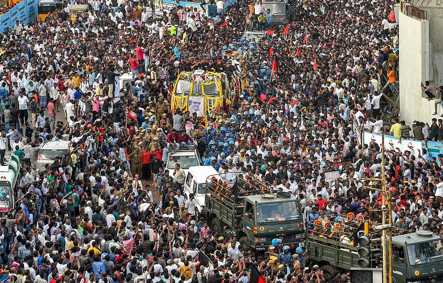 ಕರುಣಾನಿಧಿ ಅವರ ಅಂತಿಮಯಾತ್ರೆಯಲ್ಲಿ ಭಾಗಿಯಾದ ಜನರು