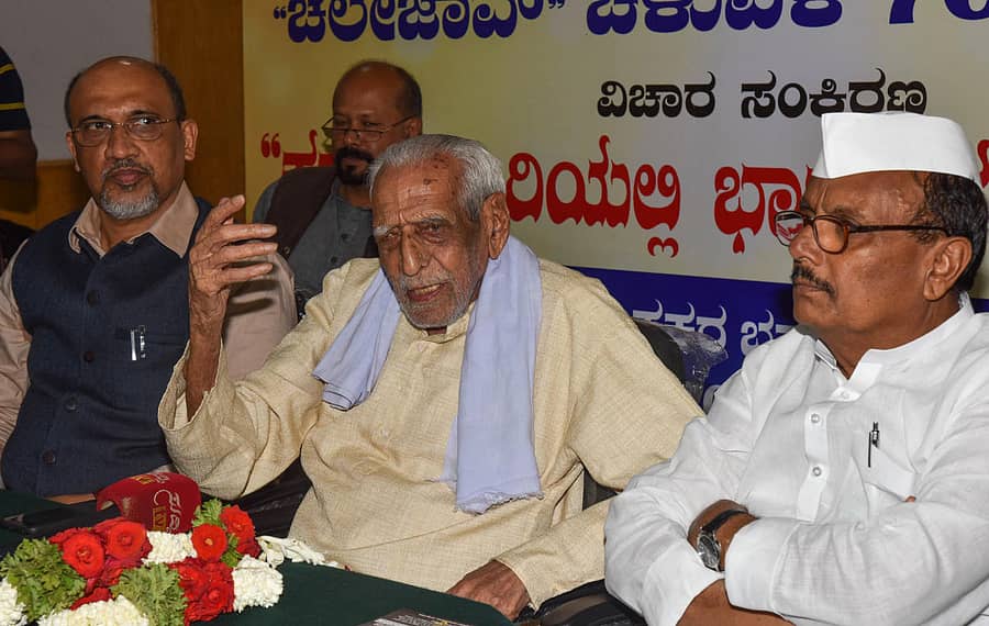 ಎಚ್.ಎಸ್. ದೊರೆಸ್ವಾಮಿ ಮಾತನಾಡಿದರು. ಮೈಕಲ್ ಫರ್ನಾಂಡೀಸ್ ಮತ್ತು ಬಿ.ಆರ್. ಪಾಟೀಲ್ ಇದ್ದಾರೆ –ಪ್ರಜಾವಾಣಿ ಚಿತ್ರ