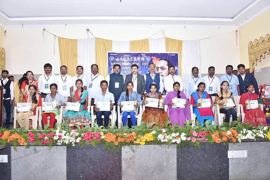 ಕಾರ್ಯಕ್ರಮದಲ್ಲಿ ವಿದ್ಯಾರ್ಥಿಗಳನ್ನು ಸನ್ಮಾನಿಸಲಾಯಿತು.