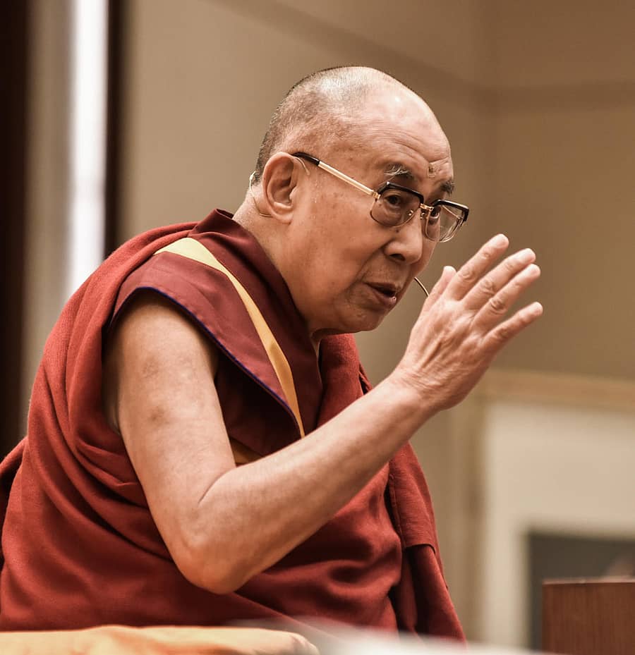 ಮಾತಿನಲ್ಲಿ ಮಗ್ನರಾಗಿರುವ ದಲೈಲಾಮಾ–ಪ್ರಜಾವಾಣಿ ಚಿತ್ರ