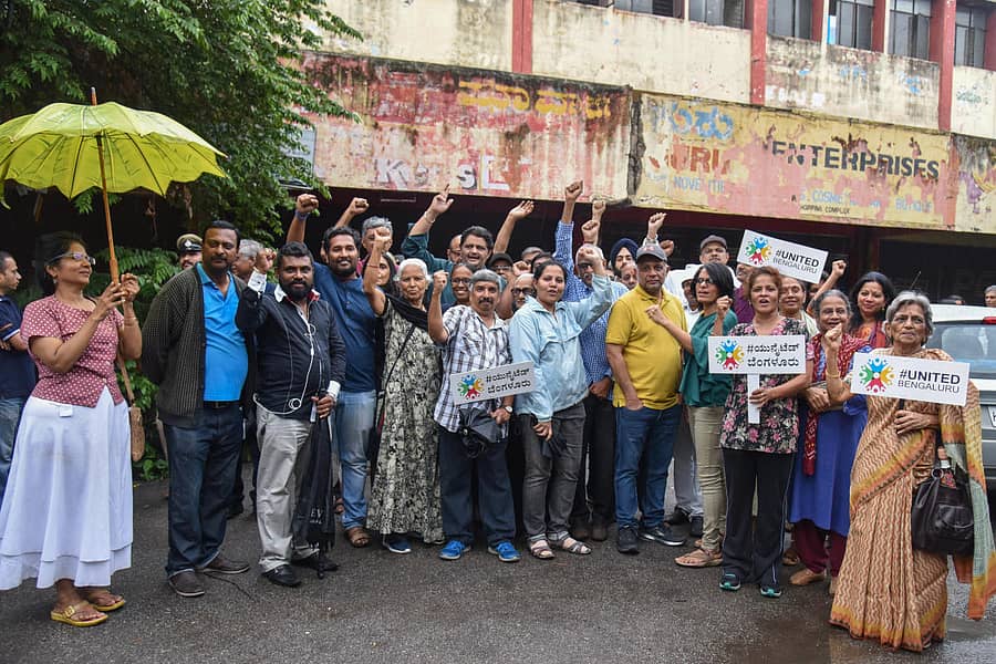 ವಸತಿ ಪ್ರದೇಶದಲ್ಲಿ ವಾಣಿಜ್ಯ ಚಟುವಟಿಕೆಗಳಿಗೆ ಬಿಡಿಎ ಅವಕಾಶ ನೀಡಿರುವುದನ್ನು ವಿರೋಧಿಸಿ ಶನಿವಾರ ಸಂಜೆ ಸುರಿಯುವ ಮಳೆಯಲ್ಲೇ ಬಿಡಿಎ ಕಾಂಪ್ಲೆಕ್ಸ್ ಮುಂಭಾಗ ‘ಐ ಚೇಂಜ್ ಇಂದಿರಾನಗರ’ ಮತ್ತು ‘ಯುನೈಡೆಟ್ ಬೆಂಗಳೂರು’ ಸಂಘಟನೆಗಳ ಸದಸ್ಯರು ಪ್ರತಿಭಟನೆ ನಡೆಸಿದರು –ಪ್ರಜಾವಾಣಿ ಚಿತ್ರ