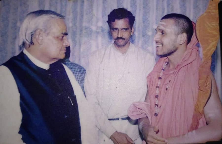 ಉತ್ತರ ಕನ್ನಡ ಜಿಲ್ಲೆ ಕೈಗಾ ಅಣುಶಕ್ತಿ ಸ್ಥಾವರ ಉದ್ಘಾಟನೆಗೆ ಬಂದಿದ್ದ ಆಗಿನ ಪ್ರಧಾನಿ ಅಟಲ್‌ಜೀ ಜೊತೆ ಸ್ವರ್ಣವಲ್ಲಿ ಮಠಾಧೀಶ ಗಂಗಾಧರೇಂದ್ರ ಸರಸ್ವತಿ ಸ್ವಾಮೀಜಿ ಮಾತನಾಡಿದ್ದು (2000ನೇ ಇಸವಿ) ಶಾಸಕ ವಿಶ್ವೇಶ್ವರ ಹೆಗಡೆ ಕಾಗೇರಿ ಇದ್ದಾರೆ