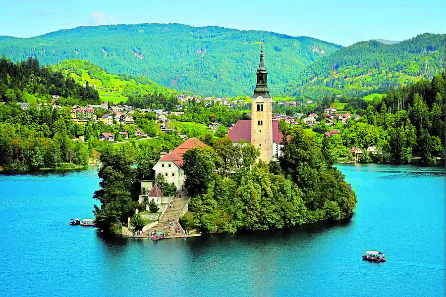 ಬ್ಲೆಡ್ ಸರೋವರದ ನಡುವಿನ ಮೇರಿ ಕ್ವೀನ್ ಚರ್ಚ್ನ ಸುಂದರ ನೋಟ