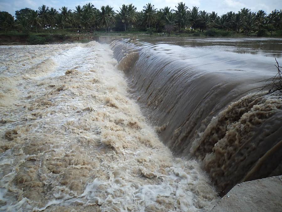 ಹೊಸದುರ್ಗ ತಾಲ್ಲೂಕಿನ ಕೆಲ್ಲೋಡು ಬಳಿಯ ವೇದಾವತಿ ನದಿ ತುಂಬಿ ಹರಿಯುತ್ತಿರುವುದು