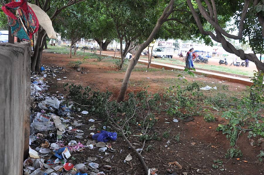 ಕಾಲೇಜು ಕಾಂಪೌಂಡಿನ ಒಳಕ್ಕೆ ತ್ಯಾಜ್ಯ ಎಸೆದಿರುವುದು
