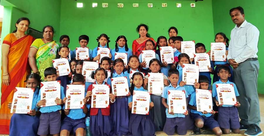 ವಿಜಯಪುರ ಹೋಬಳಿ ಹಾರೋಹಳ್ಳಿ ಸರ್ಕಾರಿ ಹಿರಿಯ ಪ್ರಾಥಮಿಕ ಶಾಲೆಯ ಮಕ್ಕಳಿಗೆ ಪ್ರಶಸ್ತಿಗಳನ್ನು ವಿತರಣೆ ಮಾಡಿದರು