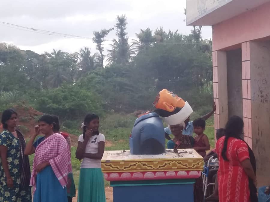 ನಂಜನಗೂಡು  ತಾಲ್ಲೂಕಿನ ಹುಳಿಮಾವು ಗ್ರಾಮದಲ್ಲಿ ಕಿಡಿಗೇಡಿಗಳು ಬಾಬು ಜಗಜೀವನರಾಂ ಪ್ರತಿಮೆಯನ್ನು ಭಗ್ನಗೊಳಿಸಿದ್ದಾರೆ.