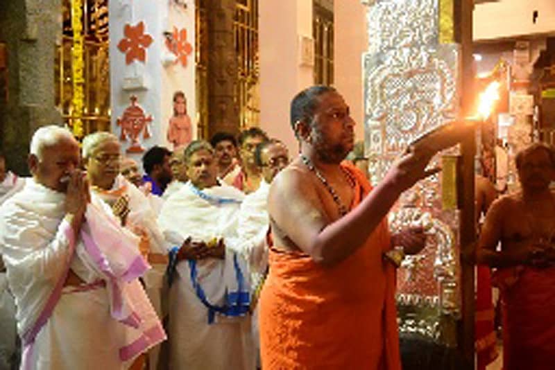 ಮಂತ್ರಾಲಯದಲ್ಲಿ ಆರ್ಎಸ್ಎಸ್ ಬೈಠಕ್ನಲ್ಲಿ ಫಾಲ್ಗೊಳ್ಳಲು ಬಂದಿರುವ ಸರಸಂಘಚಾಲಕ ಮೋಹನ್ ಭಾಗವತ್ ಅವರು ರಾಘವೇಂದ್ರ ಸ್ವಾಮಿ ದರ್ಶನ ಪಡೆದರು.