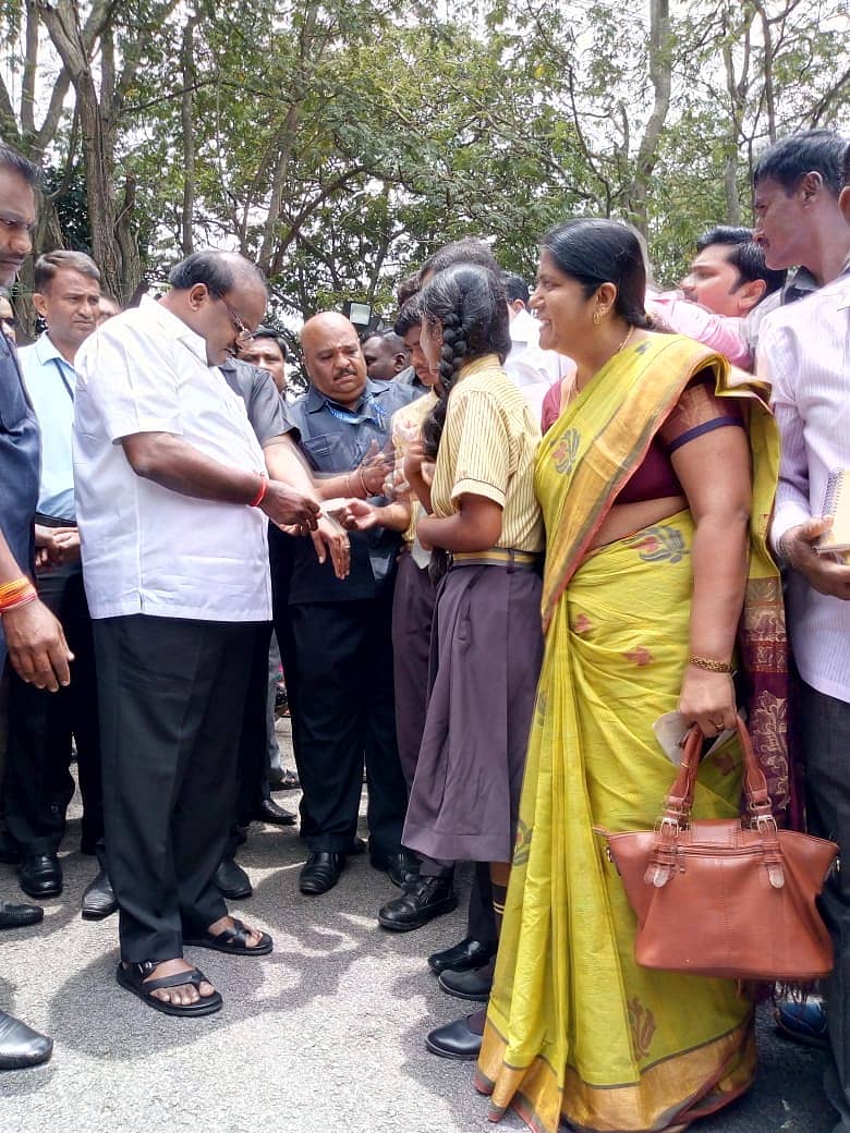 ಬೆಂಗಳೂರಿನಲ್ಲಿ ಮುಖ್ಯಮಂತ್ರಿ ಗೃಹ ಕಚೇರಿ ‘ಕೃಷ್ಣಾ’ದಲ್ಲಿ ಶನಿವಾರ ಜನತಾ ದರ್ಶನ ವೇಳೆ ದೇವನಹಳ್ಳಿ ಆಕ್ಸ್‌ಫರ್ಡ್ ಶಾಲೆಯ ನಿಸರ್ಗ ಅವರು ಪ್ರಕೃತಿ ವಿಕೋಪ ಪರಿಹಾರ ನಿಧಿಗೆ ಶಾಲೆಯ ಪರವಾಗಿ ₹4 ಲಕ್ಷ ಮೊತ್ತದ ಚೆಕ್‌ಅನ್ನು ಮುಖ್ಯಮಂತ್ರಿ ಎಚ್‌.ಡಿ.ಕುಮಾರಸ್ವಾಮಿ ಅವರಿಗೆ ನೀಡಿದರು. 