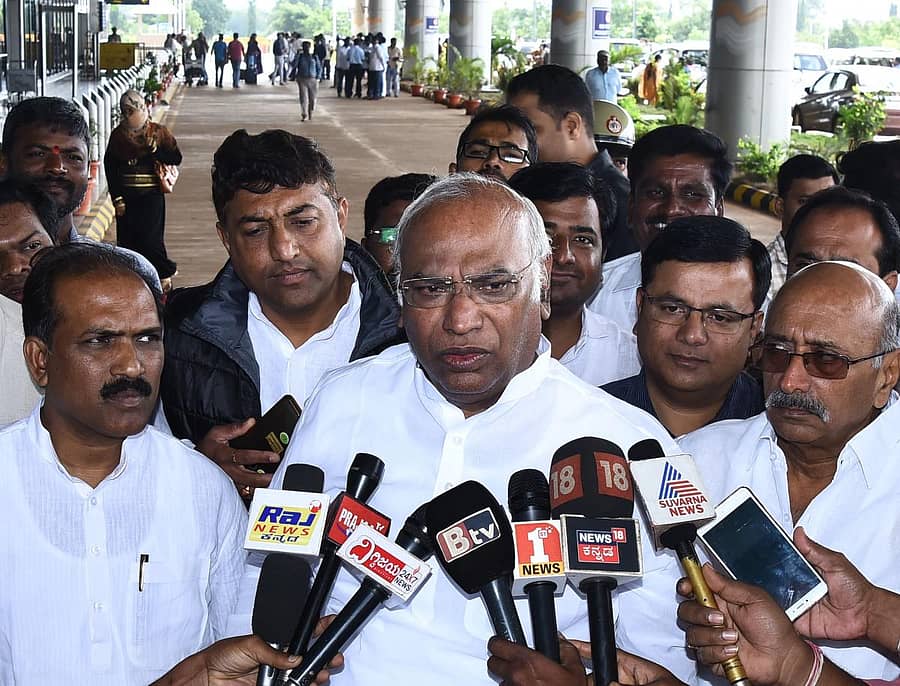 ಮಲ್ಲಿಕಾರ್ಜುನ ಖರ್ಗೆ ಮಾಧ್ಯಮ ಪ್ರತಿನಿಧಿಗಳೊಂದಿಗೆ ಮಾತನಾಡಿದರು. – ಪ್ರಜಾವಾಣಿ ಚಿತ್ರ