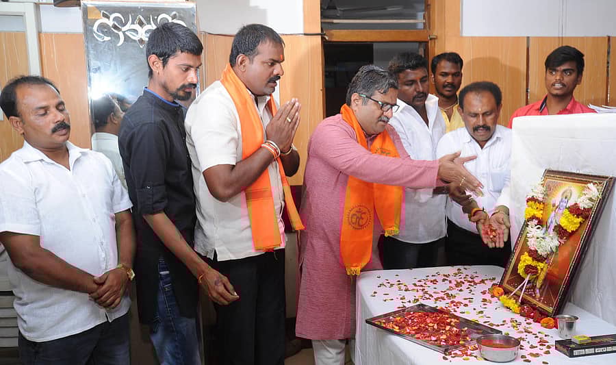 ದಾವಣಗೆರೆಯಲ್ಲಿ ಶನಿವಾರ ಏರ್ಪಡಿಸಿದ್ದ ಶ್ರೀರಾಮ ಸೇನೆಯ ಜಿಲ್ಲಾ ಬೈಠಕ್ನಲ್ಲಿ ಶ್ರೀರಾಮನ ಭಾವಚಿತ್ರಕ್ಕೆ ಸಂಘಟನೆಯ ಕಾರ್ಯಾಧ್ಯಕ್ಷ ಗಂಗಾಧರ ಕುಲಕರ್ಣಿ ಪುಷ್ಪಾರ್ಪಣೆ ಮಾಡಿದರು