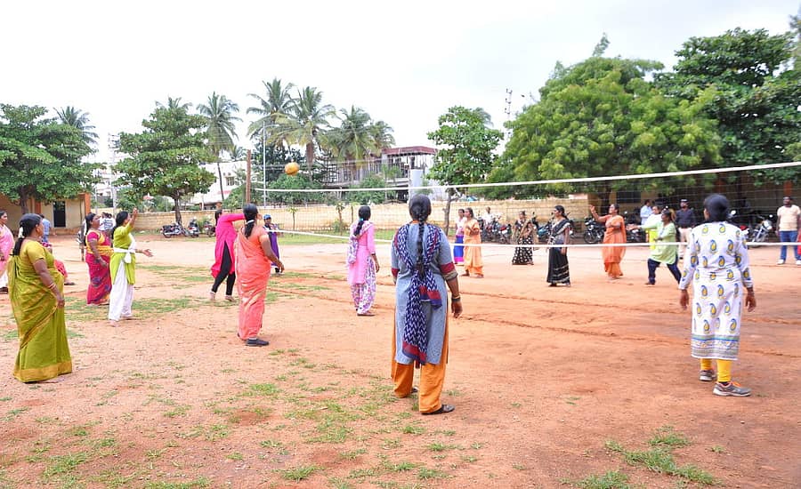 ಹೊಸಪೇಟೆಯಲ್ಲಿ ಶನಿವಾರ ಶಾಲಾ ಶಿಕ್ಷಕಿಯರಿಗೆ ವಾಲಿಬಾಲ್ ಪಂದ್ಯ ಹಮ್ಮಿಕೊಳ್ಳಲಾಗಿತ್ತು