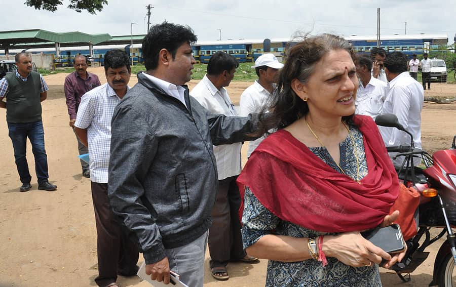ಚಾಮರಾಜನಗರ ರೈಲ್ವೆ ನಿಲ್ದಾಣಕ್ಕೆ ಶನಿವಾರ ಭೇಟಿ ನೀಡಿದ ಮೈಸೂರು ವಿಭಾಗೀಯ ರೈಲ್ವೆ ವ್ಯವಸ್ಥಾಪಕಿ ಅಪರ್ಣಾ ಗರ್ಗ್ ಅವರು ಪ್ರಯಾಣಿಕರಿಂದ ಸಮಸ್ಯೆಗಳನ್ನು ಆಲಿಸಿದರು