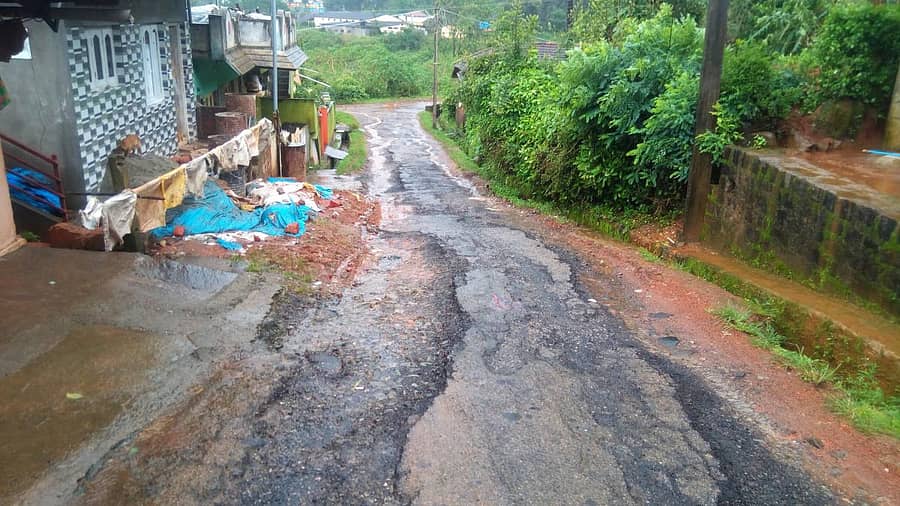 ಸೋಮವಾರಪೇಟೆ ವಲ್ಲಭಬಾಯಿ ಬಡಾವಣೆಯ ರಸ್ತೆ ಹಾಳಾಗಿದ್ದು, ಜನರು ಪರದಾಡುತ್ತಿದ್ದಾರೆ