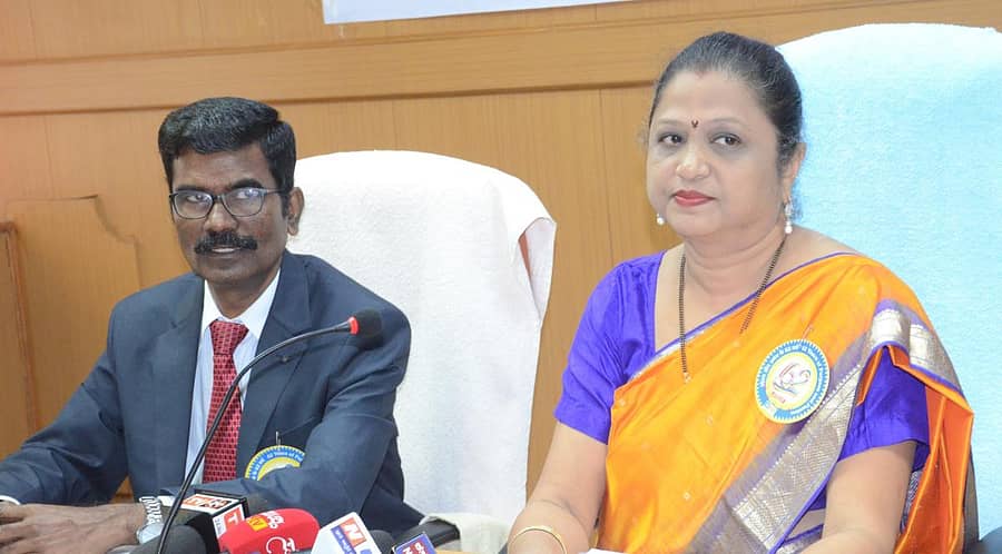 ಬೆಳಗಾವಿಯಲ್ಲಿ ಶನಿವಾರ ಎಲ್ಐಸಿ ಹಿರಿಯ ವಿಭಾಗೀಯ ಮ್ಯಾನೇಜರ್ ಪೂರ್ಣಿಯಾ ಗಾಯತೊಂಡೆ, ಮಾರುಕಟ್ಟೆ ಅಧಿಕಾರಿ ವೈ.ಎನ್. ಮುರಾರಿ ಉಪಸ್ಥಿತರಿದ್ದರು