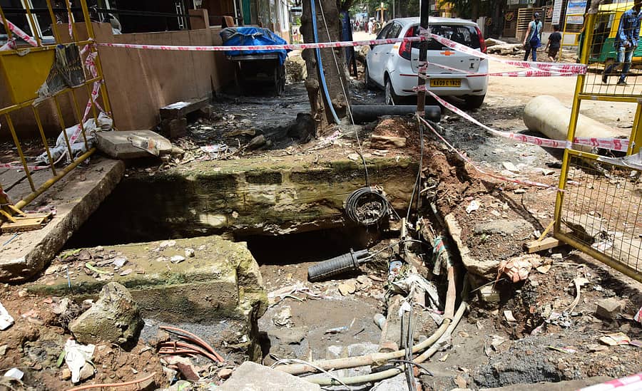 ಆನಂದರಾವ್ ಸರ್ಕಲ್ ಬಳಿ ಗಾಂಧಿ ನಗರದ ಮುಖ್ಯ ರಸ್ತೆಯಲ್ಲಿ ನಡೆದಿರುವ ಮೋರಿಯ ಅರೆಬರೆ ಕಾಮಗಾರಿ–ಪ್ರಜಾವಾಣಿ ಚಿತ್ರಗಳು: ಚಂದ್ರಹಾಸ ಕೋಟೆಕಾರ್