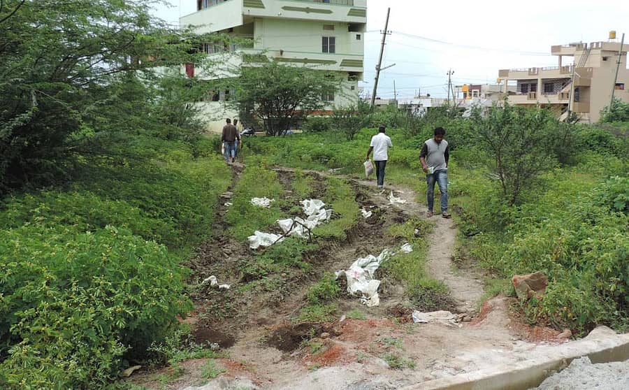ಅಲ್ಪಸಂಖ್ಯಾತರ ಕಲ್ಯಾಣ ಇಲಾಖೆ ಹಾಗೂ ನಿಗಮದ ಕಚೇರಿಗೆ ಹೋಗುವ ರಸ್ತೆ ಹದಗೆಟ್ಟ ಕಾರಣ ಫಲಾನುಭವಿಗಳು ಮುಳ್ಳುಗಂಟಿ, ತ್ಯಾಜ್ಯ ಹಾಕಿದ ಕೆಸರು ಮಾರ್ಗ ಅವಲಂಬಿಸುತ್ತಿದ್ದಾರೆ