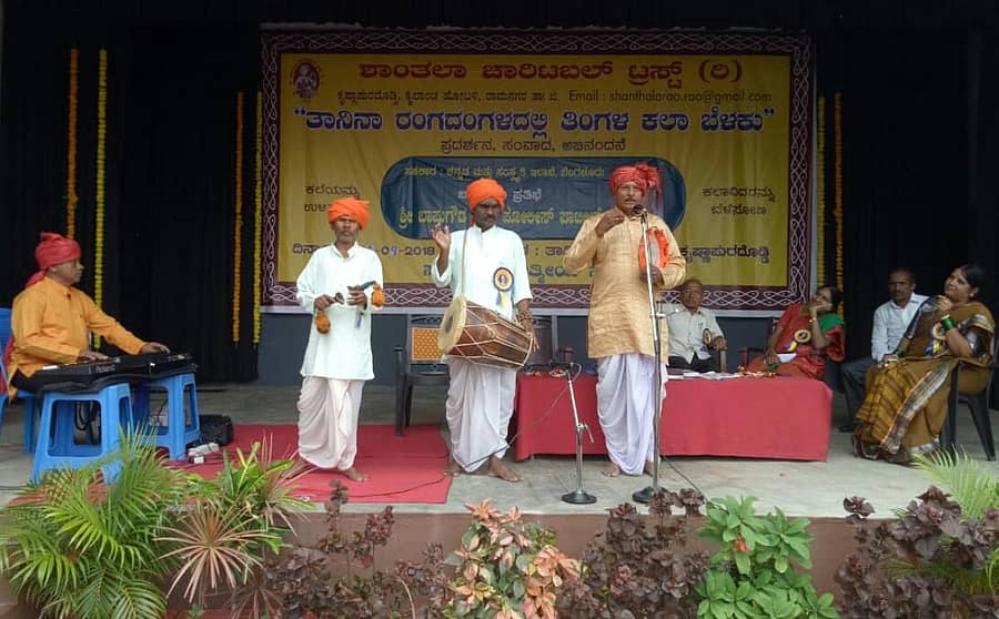 ‘ತಿಂಗಳ ಕಲಾ ಬೆಳಕು’ ಕಾರ್ಯಕ್ರಮದಲ್ಲಿ ಬಾಪುಗೌಡ ಆರ್. ಪೊಲೀಸ್ ಪಾಟೀಲ ಲಾವಣಿಗಳನ್ನು ಹಾಡಿದರು