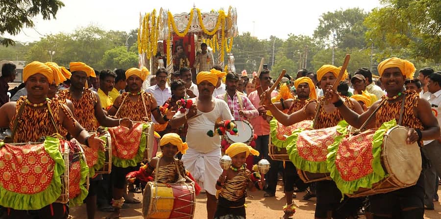 ಬಳ್ಳಾರಿಯಲ್ಲಿ ಭಾನುವಾರ ಶ್ರೀಕೃಷ್ಣ ಜಯಂತಿ ಪ್ರಯುಕ್ತ ನಡೆದ ಕೃಷ್ಣನ ಮೂರ್ತಿಯ ಮೆರವಣಿಗೆಯಲ್ಲಿ ವಿವಿಧ ಕಲಾವಿದರು ಪಾಲ್ಗೊಂಡಿದ್ದರು.