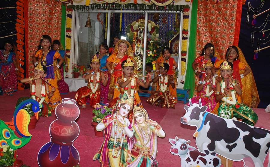 ಶ್ರೀಕೃಷ್ಣ ಜನ್ಮಾಷ್ಟಮಿಯ ಅಂಗವಾಗಿ ಕೋಲಾರ ಚಿನ್ಮಯ ಶಾಲೆಯಲ್ಲಿ ಮಕ್ಕಳು ಸಾಂಸ್ಕೃತಿಕ ಕಾರ್ಯಕ್ರಮ ನಡೆಸಿಕೊಟ್ಟರು.