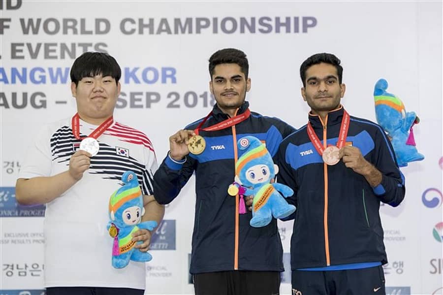 50 ಮೀಟರ್ಸ್‌ ಪಿಸ್ತೂಲ್‌ ಪುರುಷರ ಜೂನಿಯರ್‌ ವಿಭಾಗದಲ್ಲಿ ಚಿನ್ನದ ಪದಕ ಗೆದ್ದ ಅರ್ಜುನ್‌ ಸಿಂಗ್‌ ಖೀಮಾ (ಮಧ್ಯ), ಬೆಳ್ಳಿಯ ‍ಪದಕ ಗೆದ್ದ ವುಜೊಂಗ್‌ ಕಿಮ್‌ (ಎಡ) ಹಾಗೂ ಕಂಚಿನ ಪದಕ ಪಡೆದ ಗೌರವ್    