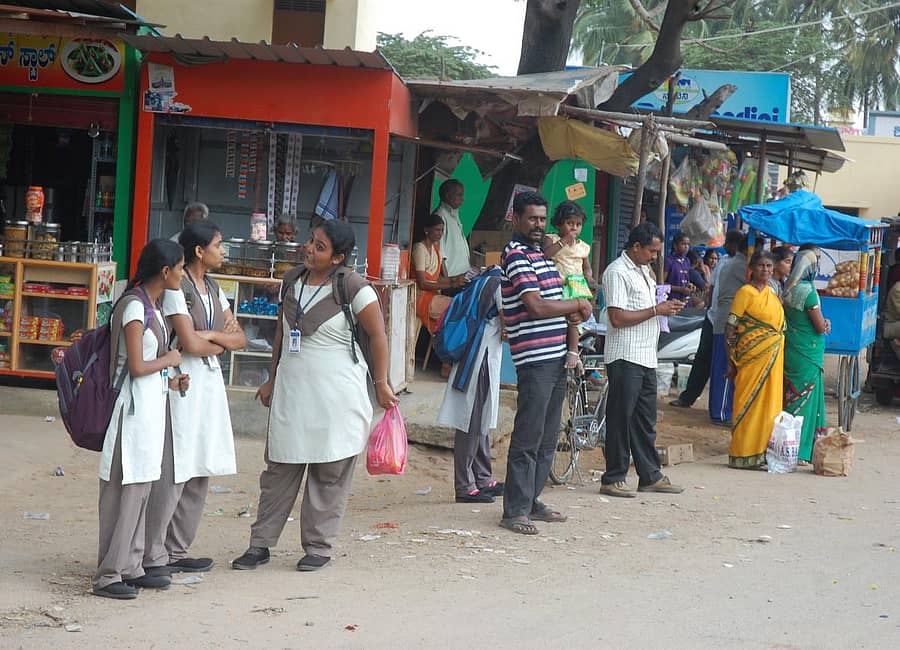 ಕೋಲಾರದ ಟೇಕಲ್ ರಸ್ತೆಯ ಪೇಟೆಚಾಮನಹಳ್ಳಿ ವೃತ್ತದಲ್ಲಿ ಪ್ರಯಾಣಿಕರ ತಂಗುದಾಣವಿಲ್ಲದ ಕಾರಣ ವಿದ್ಯಾರ್ಥಿಗಳು ಹಾಗೂ ಸಾರ್ವಜನಿಕರು ಬಯಲಿನಲ್ಲೇ ಬಸ್ಗೆ ಕಾದು ನಿಂತಿರುವುದು.