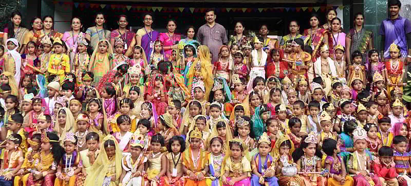 ಪೀಣ್ಯದಾಸರಹಳ್ಳಿ ಸಮೀಪ ಬಾಗಲಗುಂಟೆಯ ತ್ರಿವೇಣಿ ಮೆಮೋರಿಯಲ್ ವಿದ್ಯಾಸಂಸ್ಥೆಯಲ್ಲಿ ಪುಟಾಣಿ ಮಕ್ಕಳು ರಾಧಾಕೃಷ್ಣ ವೇಷ ತೊಟ್ಟು ಸಂಭ್ರಮಿಸಿದರು (ಎಡಚಿತ್ರ). ರಾಜಾಜಿನಗರದ ಇಸ್ಕಾನ್ ಮಂದಿರದಲ್ಲಿ ಸೇರಿದ್ದ ಭಕ್ತಸಮೂಹ