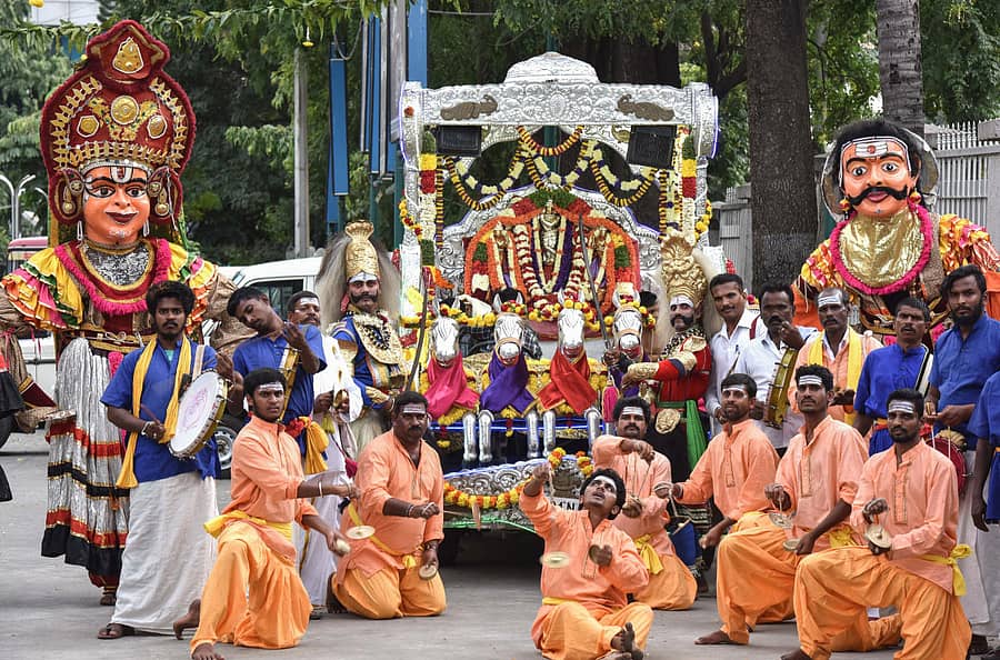 ರವೀಂದ್ರ ಕಲಾಕ್ಷೇತ್ರದ ಎದುರು ಜನಪದ ಕಲಾ ತಂಡಗಳ ಕಲಾವಿದರು ಕೃಷ್ಣನ ತೇರಿನ ಮುಂದೆ ನೃತ್ಯ ಮಾಡಿದರು -ಪ್ರಜಾವಾಣಿ ಚಿತ್ರ
