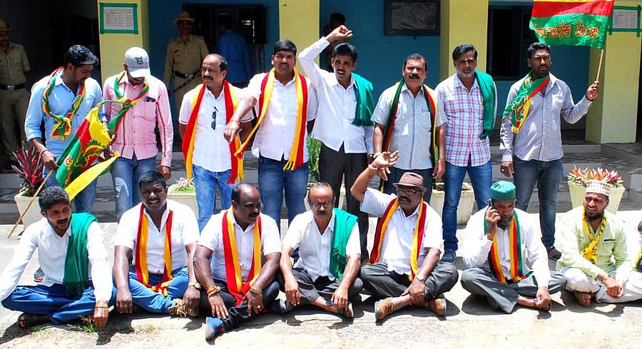 ಬೇಲೂರಿನ ಯಗಚಿ ಜಲಾಶಯಕ್ಕೆ ಬಾಗಿನ ಅರ್ಪಿಸಿದ್ದ ಚಿಕ್ಕಮಗಳೂರು ಶಾಸಕ ಸಿ.ಟಿ.ರವಿ ಪತ್ನಿ ಮತ್ತು ನಗರಸಭೆ ಅಧ್ಯಕ್ಷರ ವಿರುದ್ಧ ಕ್ರಮಕೈಗೊಳ್ಳಬೇಕು ಎಂದು ಆಗ್ರಹಿಸಿ ವಿವಿಧ ಸಂಘಟನೆಗಳ ಕಾರ್ಯಕರ್ತರು ಸೋಮವಾರ ಯಗಚಿ ಯೋಜನಾ ಕಚೇರಿಗೆ ಮುತ್ತಿಗೆ ಹಾಕಿ ಪ್ರತಿಭಟನೆ ನಡೆಸಿದರು