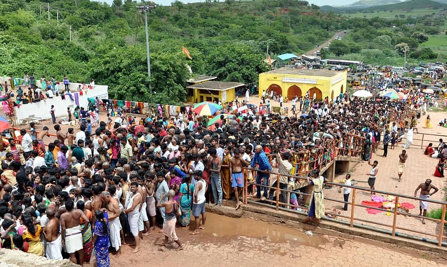 ಶ್ರಾವಣದ ಅಂಗವಾಗಿ ಸೋಮವಾರ ಬೀದರ್ನ ನರಸಿಂಹ ಝರಣಿ ದೇಗುಲಕ್ಕೆ ಹರಿದು ಬಂದ ಭಕ್ತ ಸಮೂಹ