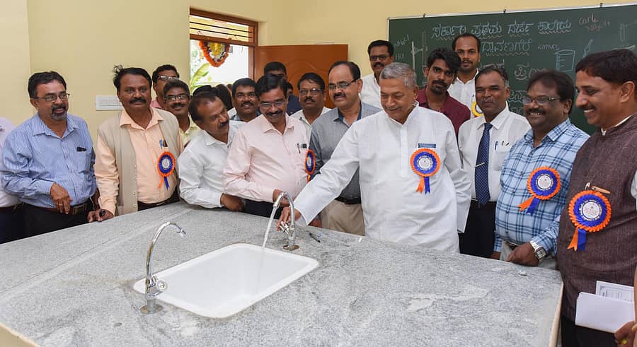 ದಾವಣಗೆರೆ ಸರ್ಕಾರಿ ಪ್ರಥಮ ದರ್ಜೆ ಕಾಲೇಜು, ಸ್ನಾತಕೋತ್ತರ ಕೇಂದ್ರದಲ್ಲಿ ಭೌತ ವಿಜ್ಞಾನ ಮತ್ತು ರಸಾಯನ ವಿಜ್ಞಾನ ಪ್ರಯೋಗಾಲಯಗಳಿಗೆ ಶಾಸಕ ಎಸ್.ಎ. ರವೀಂದ್ರನಾಥ್ ಸೋಮವಾರ ಚಾಲನೆ ನೀಡಿದರು.