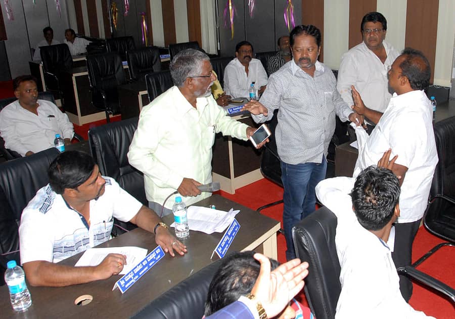 ಬೀದರ್‌ ನಗರಸಭೆ ಸಾಮಾನ್ಯ ಸಭೆಯಲ್ಲಿ ಸದಸ್ಯರಾದ ಮನ್ಸೂರ್‌ ಖಾದ್ರಿ ಹಾಗೂ ನಬಿ ಖುರೇಶಿ ನಡುವೆ ಮಾತಿನ ಚಕಮಕಿ ನಡೆಯಿತು