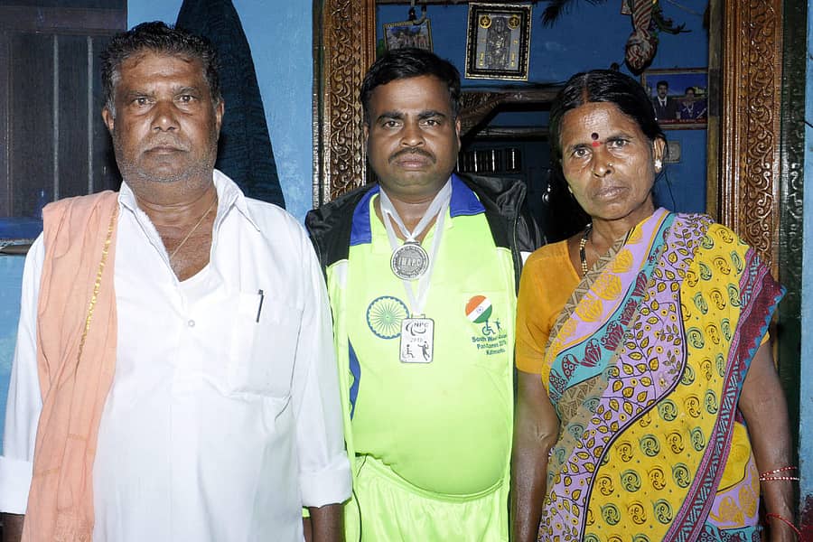 ಕೂಡ್ಲಿಗಿ ತಾಲ್ಲೂಕಿನ ಕಾಟ್ರಹಳ್ಳಿ ಗ್ರಾಮದ ಶರಣಯ್ಯ ತನ್ನ ತಂದೆ ಕೆ.ಎಂ. ಸಿದ್ಧಲಿಂಗಮೂರ್ತಿ ಹಾಗೂ ತಾಯಿ ಈರಮ್ಮ ಜತೆಗೆ