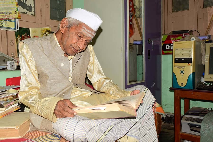 ಅಧ್ಯಯನದಲ್ಲಿ ನಿರತ ಶರಣಬಸವರಾಜ ಬಿಸರಳ್ಳಿ
