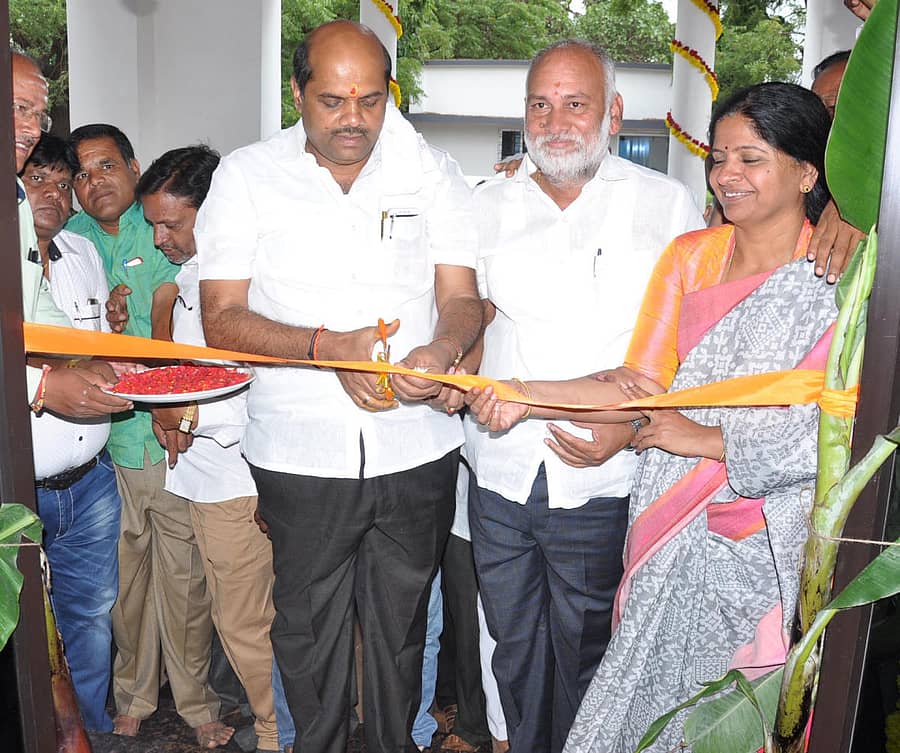 ಜಿಲ್ಲಾ ಉಸ್ತುವಾರಿ ಸಚಿವ ಬಂಡೆಪ್ಪ ಕಾಶೆಂಪುರ ತಮ್ಮ ಕಚೇರಿ ಉದ್ಘಾಟಿಸಿದರು. ಜೆಡಿಎಸ್ ಜಿಲ್ಲಾ ಘಟಕದ ಅಧ್ಯಕ್ಷ ರಮೇಶ ಪಾಟೀಲ ಸೋಲಪುರ, ನಗರಸಭೆ ಅಧ್ಯಕ್ಷೆ ಶಾಲಿನಿ ಚಿಂತಾಮಣಿ ಇದ್ದಾರೆ