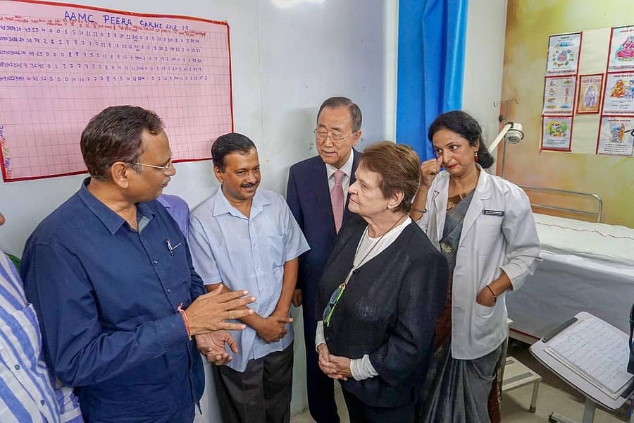 ಮೊಹಲ್ಲಾ ಕ್ಲಿನಿಕ್ಗೆ ವಿಶ್ವಸಂಸ್ಥೆಯ ನಿವೃತ್ತ ಮಹಾ ಪ್ರಧಾನ ಕಾರ್ಯದರ್ಶಿ ಬಾನ್ ಕಿ ಮೂನ್ ಮತ್ತು ನಾರ್ವೆ ಪ್ರಧಾನಿ ಗ್ರೊ ಹಾರ್ಲೆಂ ಬ್ರುಂಟ್ಲ್ಯಾಂಡ್ ಶುಕ್ರವಾರ ಭೇಟಿ ನೀಡಿದ್ದರು. ಮುಖ್ಯಮಂತ್ರಿ ಕೇಜ್ರಿವಾಲ್ ಇದ್ದಾರೆ ಪಿಟಿಐ ಚಿತ್ರ