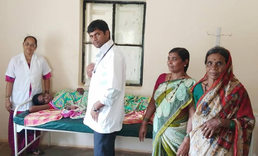 ಚಲಿಸುತ್ತಿದ್ದ ಬಸ್ನಲ್ಲಿ ಗಂಡು ಮಗುವಿಗೆ ಜನ್ಮ ನೀಡಿದ ಲಕ್ಷ್ಮೇಶ್ವರ ಸಮೀಪದ ಬಾಲೆಹೊಸೂರು ಗ್ರಾಮದ ಕಾವ್ಯ ನಾಗಪ್ಪ ಮರಳಹಳ್ಳಿ ಸೂರಣಗಿ ಪ್ರಾಥಮಿಕ ಆರೋಗ್ಯ ಕೇಂದ್ರದಲ್ಲಿ ಚಿಕಿತ್ಸೆ ಪಡೆದರು