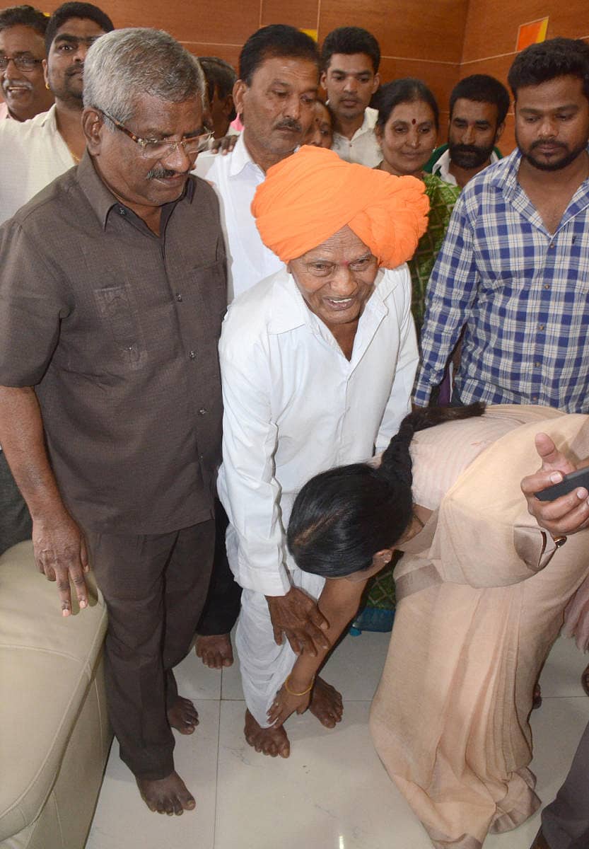 ಬೆಳಗಾವಿಯ ಪಿಎಲ್ಡಿ ಬ್ಯಾಂಕ್ ಅಧ್ಯಕ್ಷರಾಗಿ ಶುಕ್ರವಾರ ಆಯ್ಕೆಯಾದ ಮಹಾದೇವ ಪಾಟೀಲ ಅವರ ಕಾಲಿಗೆ ನಮಸ್ಕರಿಸಿದರು. ಉಪಾಧ್ಯಕ್ಷ ಬಾಪುಸಾಹೇಬ ಜಮಾದಾರ ಇದ್ದಾರೆ