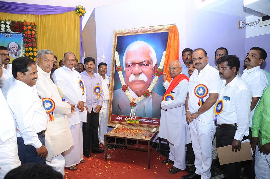 ದಾವಣಗೆರೆಯಲ್ಲಿ ಶನಿವಾರ ರಾಜ್ಯ ಪರಿಶಿಷ್ಟ ಪಂಗಡಗಳ ಸರ್ಕಾರಿ ನೌಕರರ ಸಂಘ ಹಮ್ಮಿಕೊಂಡಿದ್ದ ಪ್ರತಿಭಾ ಪುರಸ್ಕಾರ ಹಾಗೂ ಸನ್ಮಾನ ಸಮಾರಂಭದಲ್ಲಿ ಎಲ್.ಜಿ. ಹಾವನೂರು ಅವರ ಭಾವಚಿತ್ರವನ್ನು ಕಾರ್ಮಿಕ ಮುಖಂಡ ಎಚ್.ಕೆ. ರಾಮಚಂದ್ರಪ್ಪ ಅನಾವರಣಗೊಳಿಸಿದರು